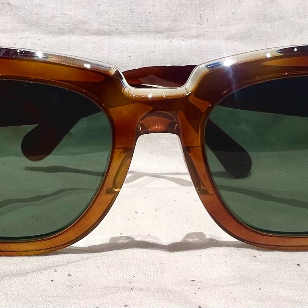 Ray-Ban Brown Sunglasses with Green Lenses